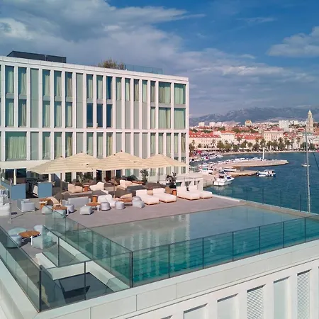 Ambasador Szálloda 5*