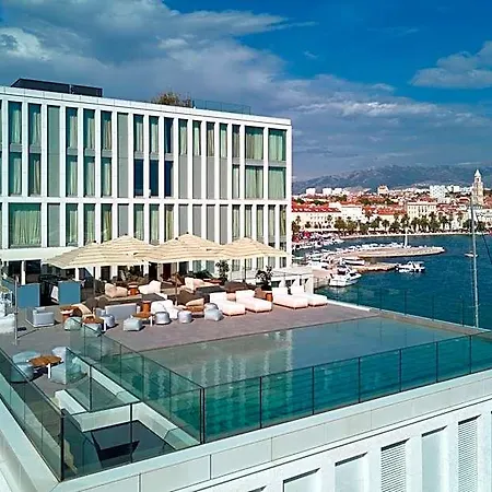 Готель Ambasador 5*